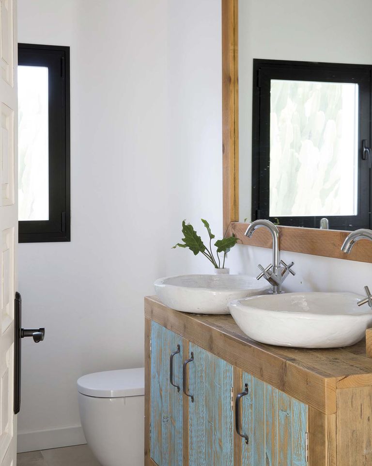 salle de bain avec meuble vasque bois rustique