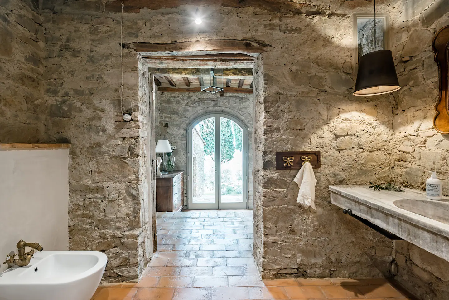 salle de bain murs pierres