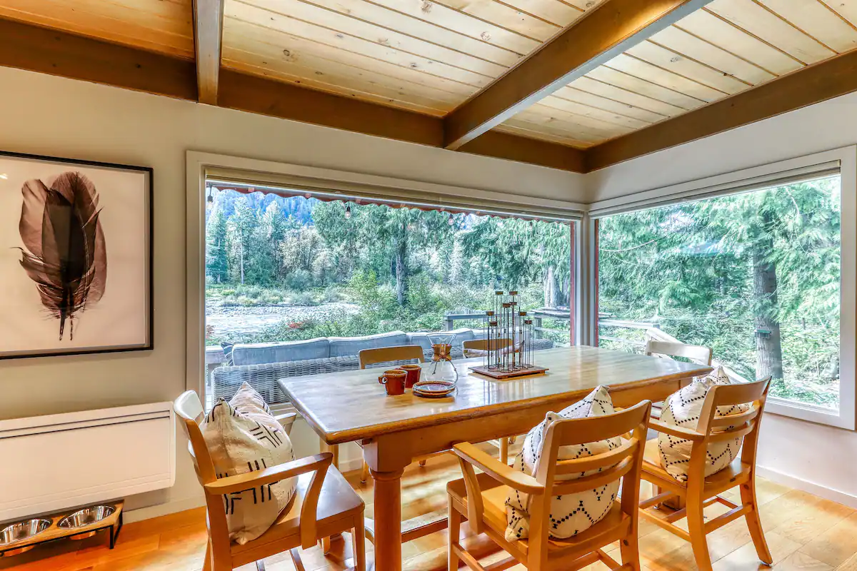 salle à manger maison en bois avec terrasse