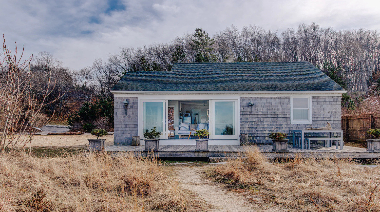 façade petite maison de plage en bois grisé Hamptons