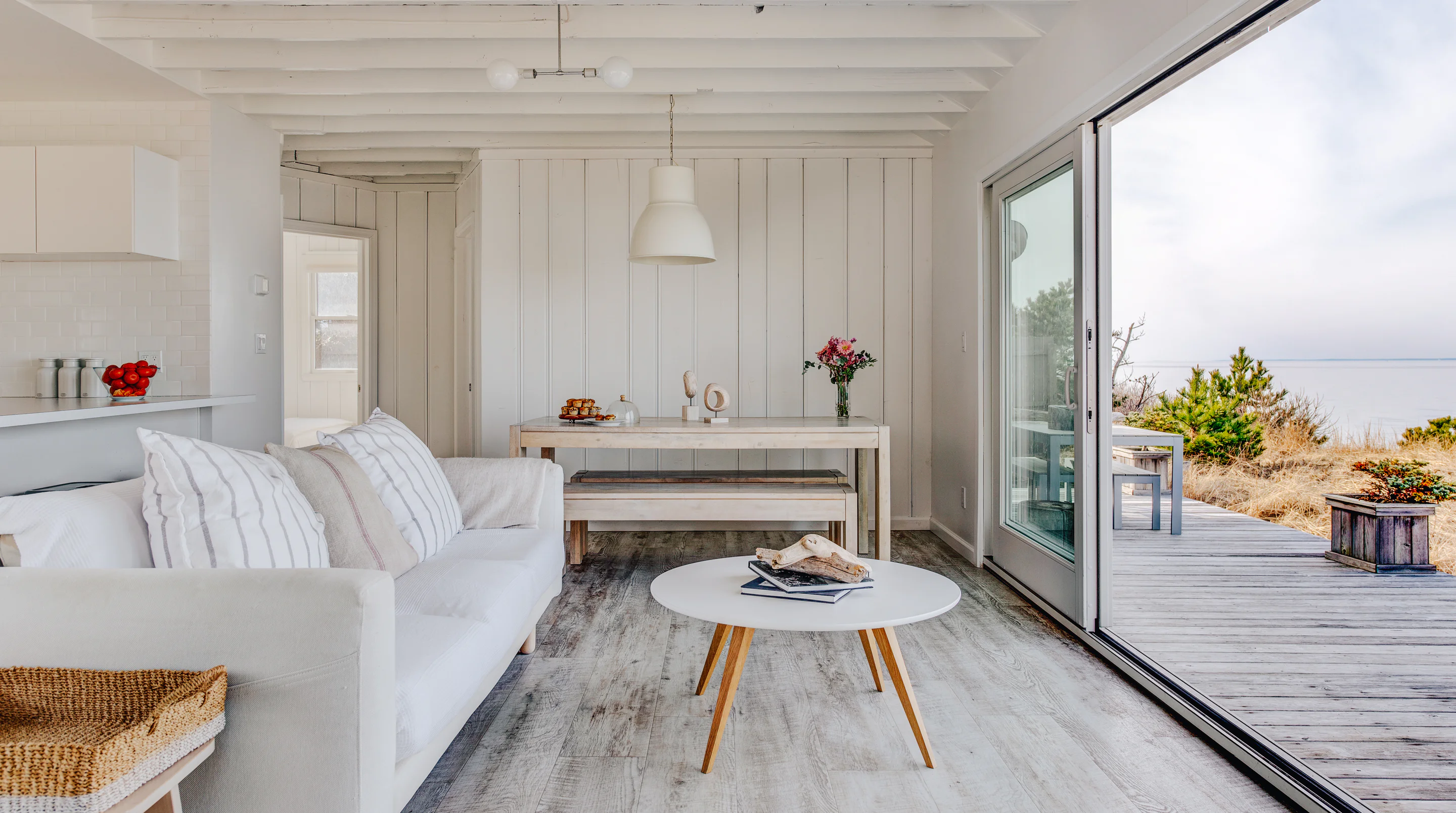 salon maison de plage en bois grisé 