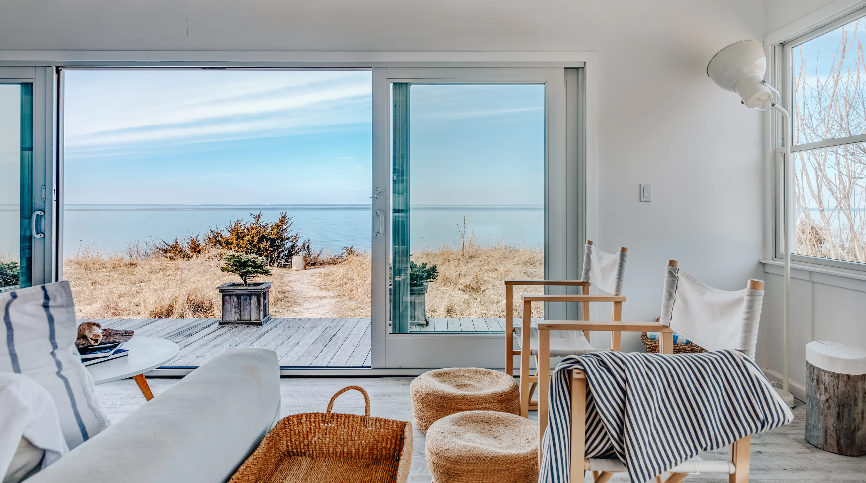 salon maison de plage en bois grisé vue mer