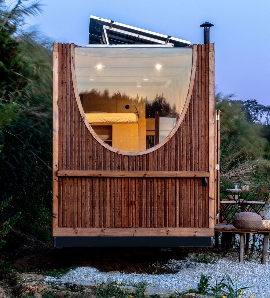 façade mini maison en bois avec panneaux solaires