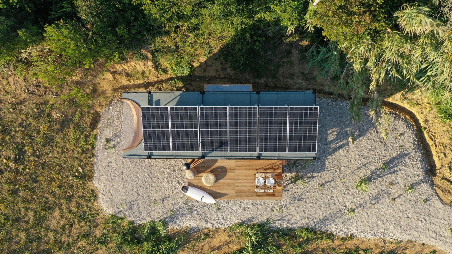 panneaux solaires sur toit mini maison en bois autonome