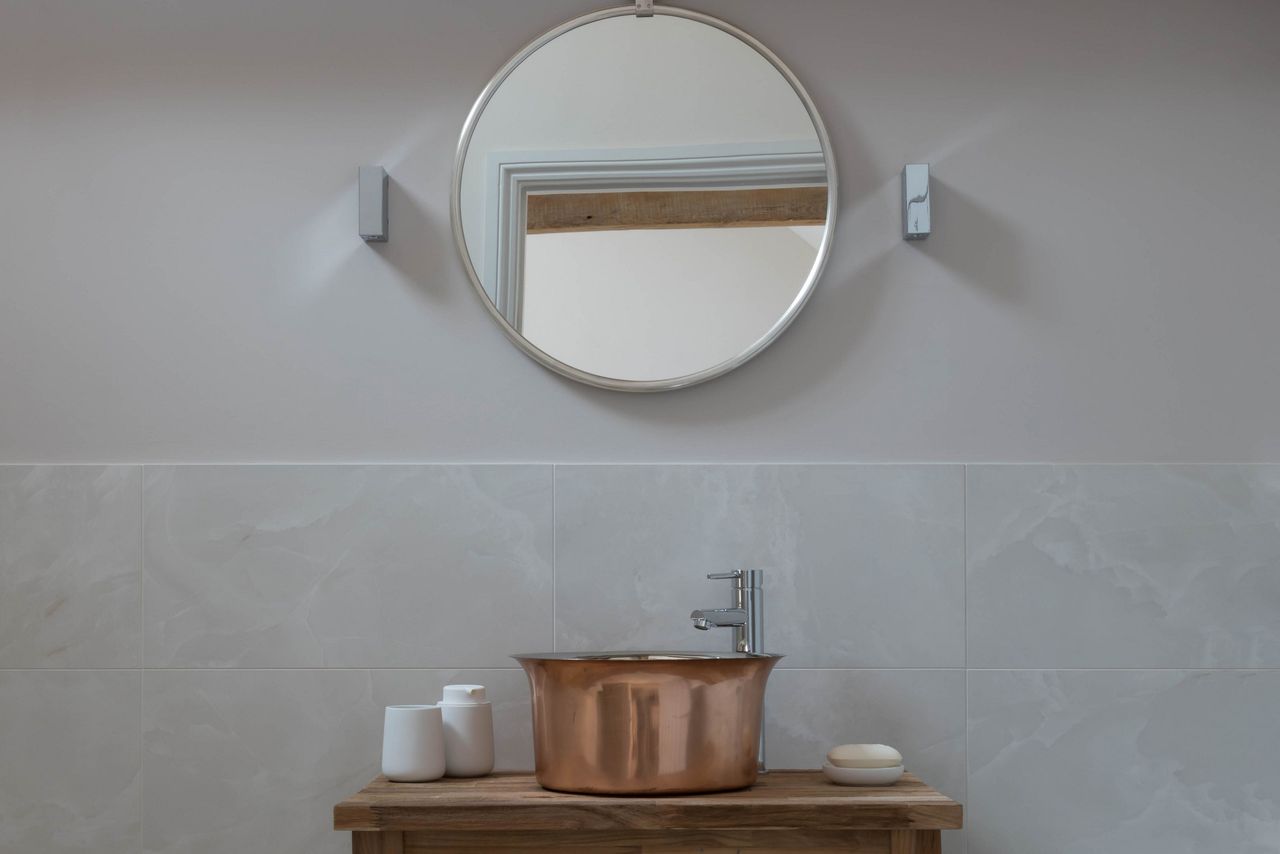 salle de bain avec vasque en cuivre