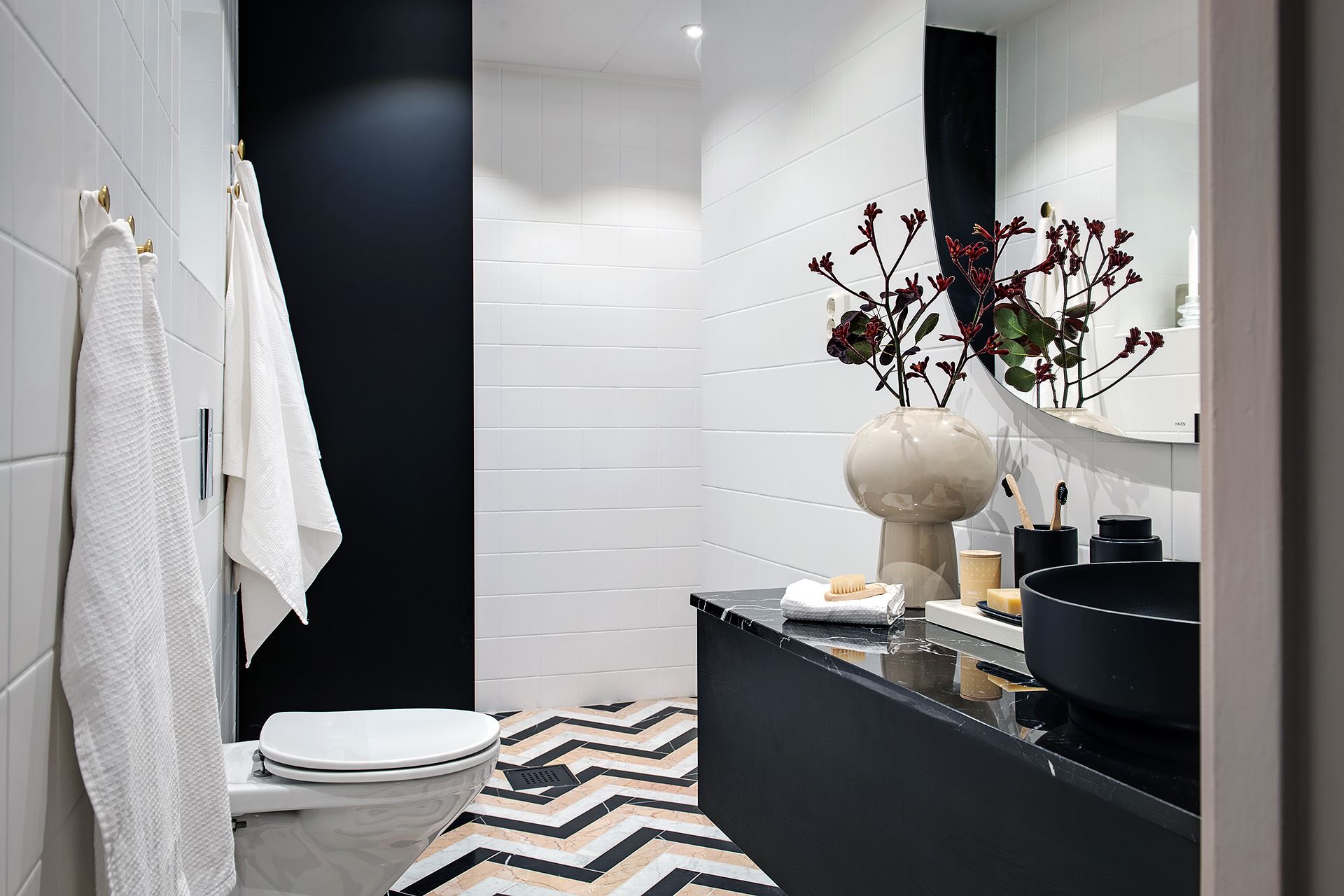 salle de bain avec calepinage marbre
