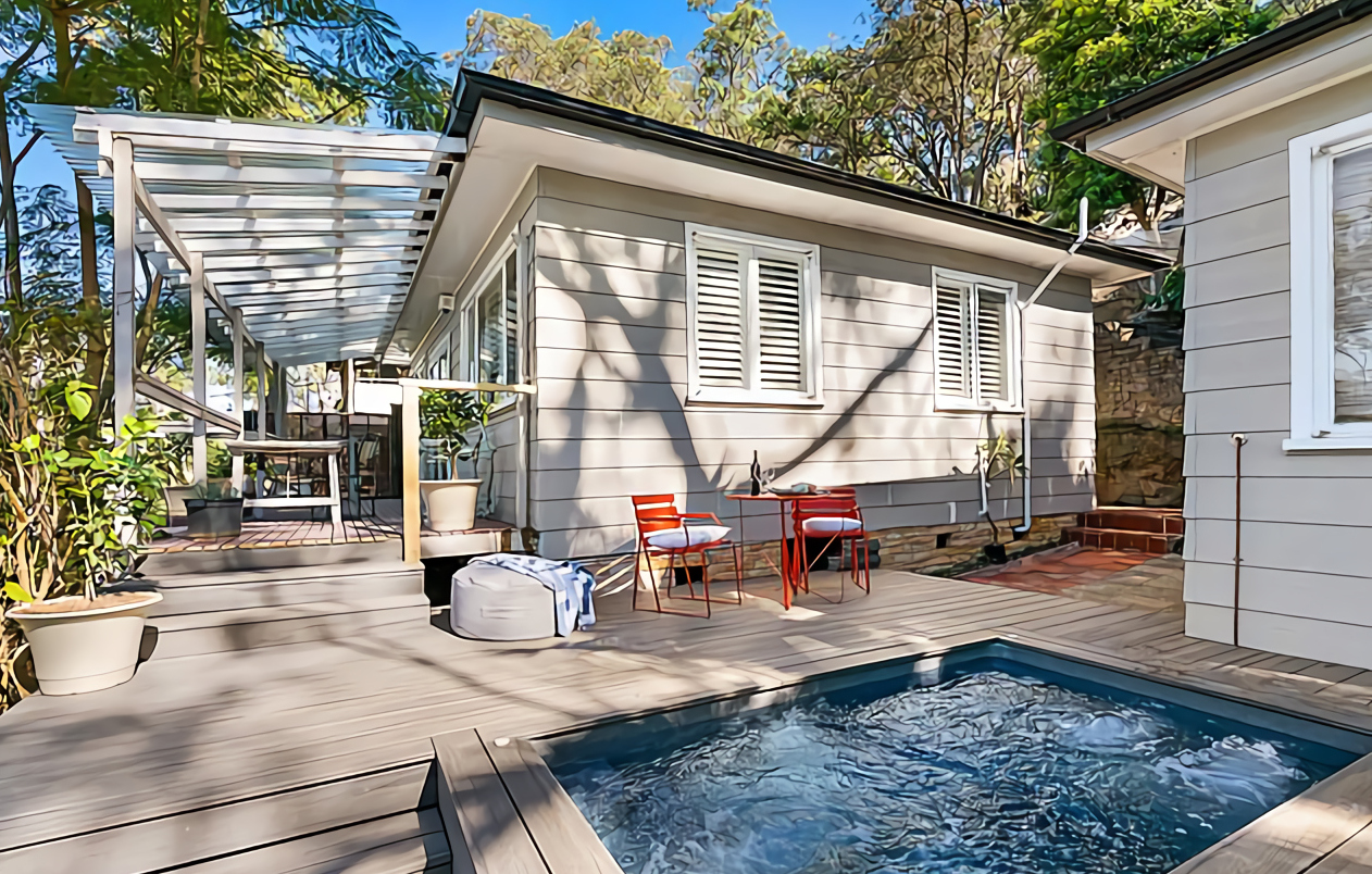 terrasse bois avec piscine maison au bord de l'eau