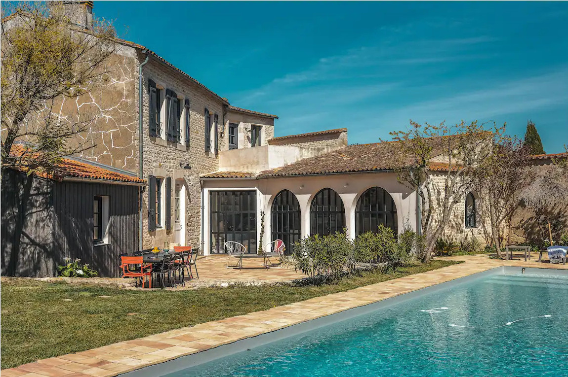 Une maison en pierres agrandie par une extension bois à l'île de Ré