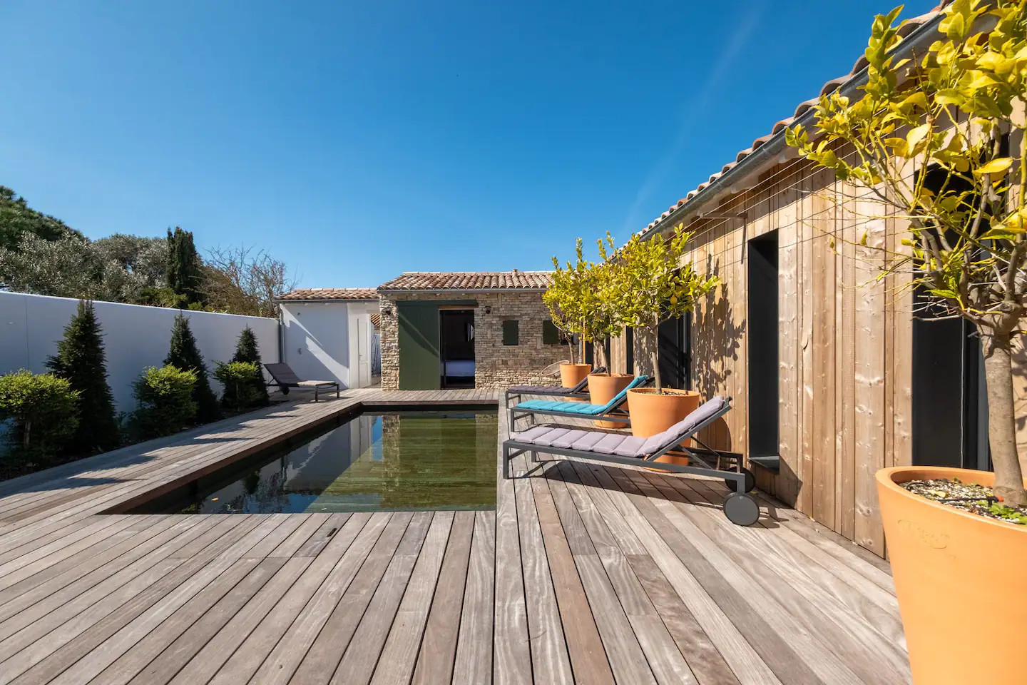 terrasse en bois avec piscine maison Ile de Ré