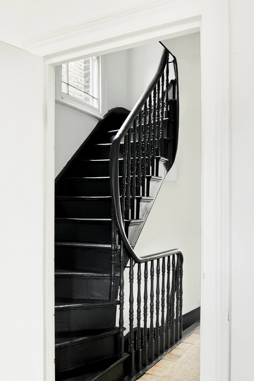 escalier en bois ancien laqué noir