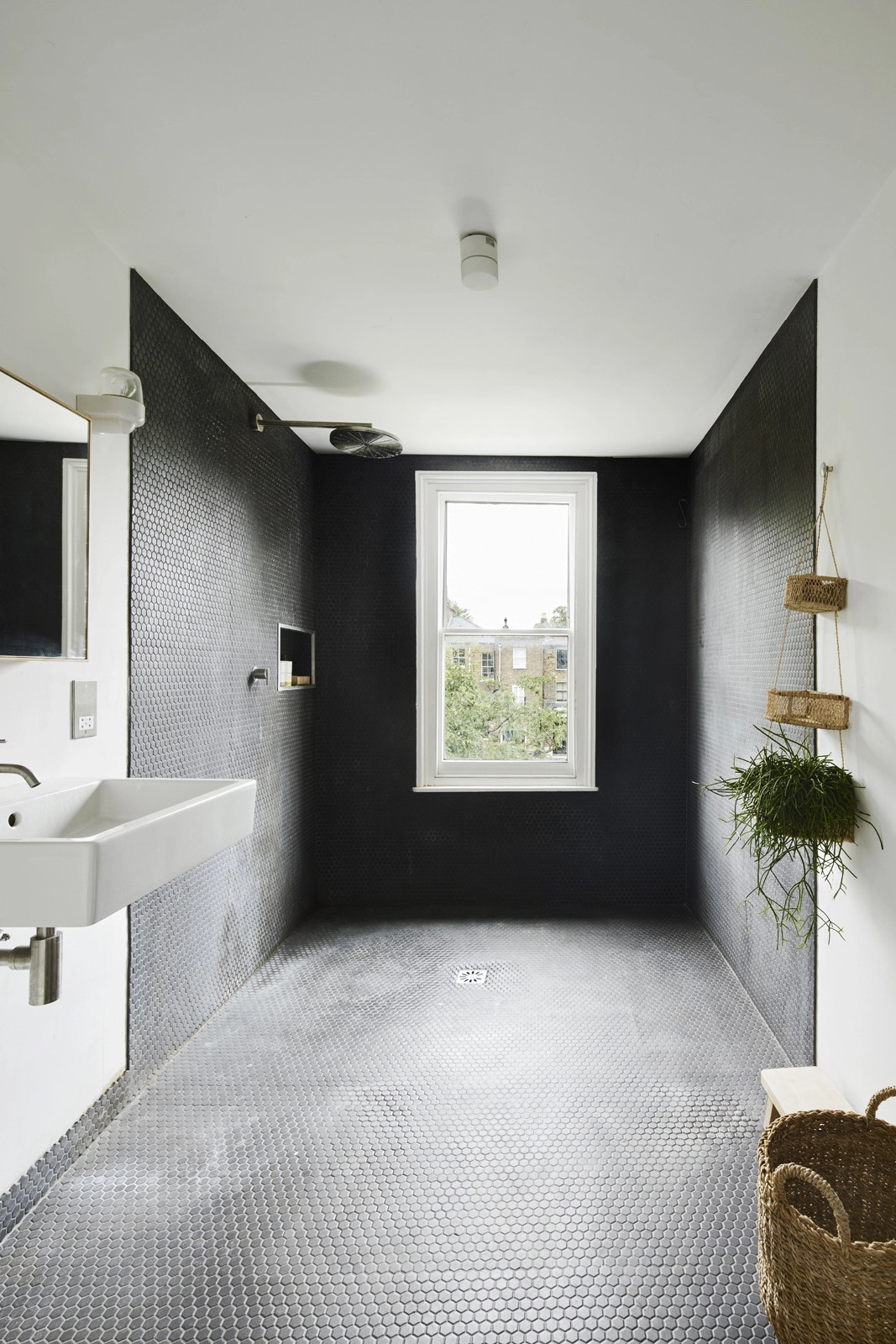 salle de bain design avec émaux de briare noirs