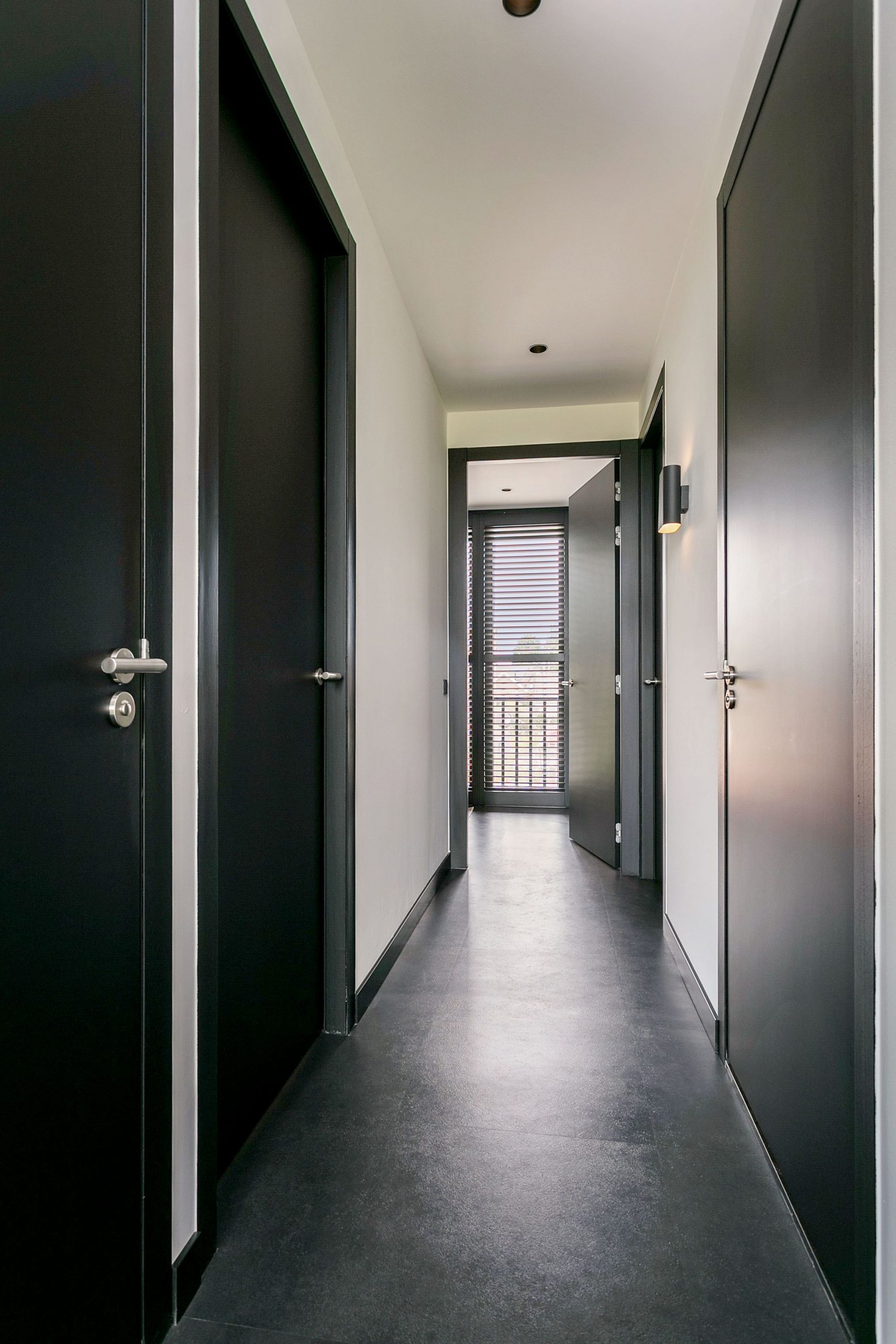 couloir avec portes noires