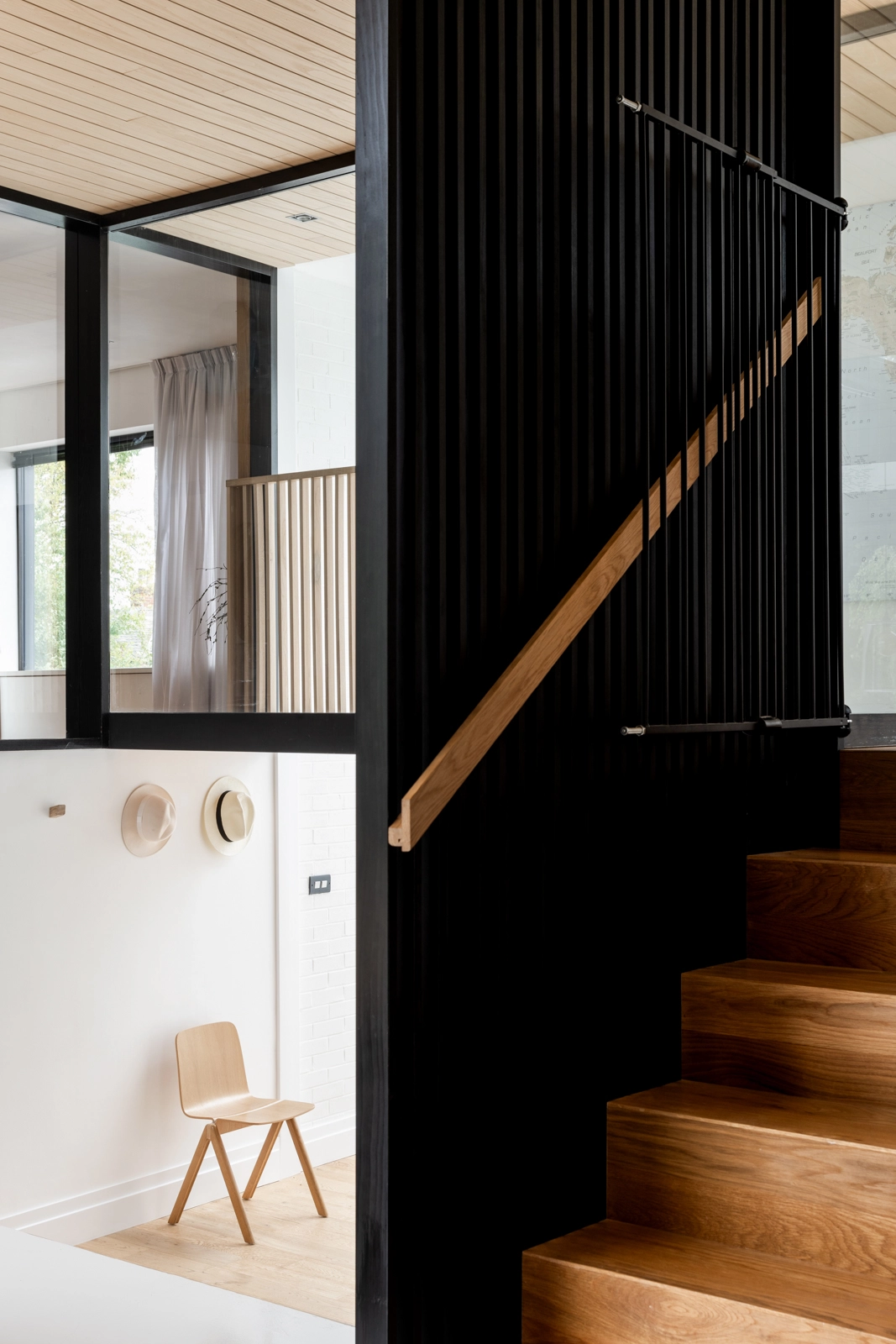 escalier design bois et noir
