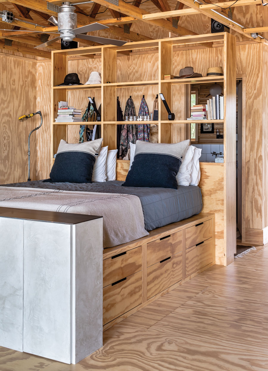 chambre avec lit podium design dans maison en bois