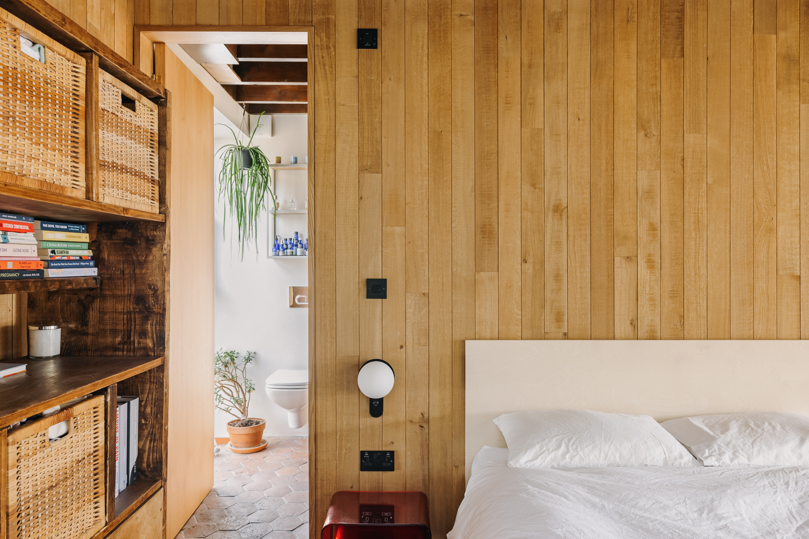 chambre murs lambrissés bois