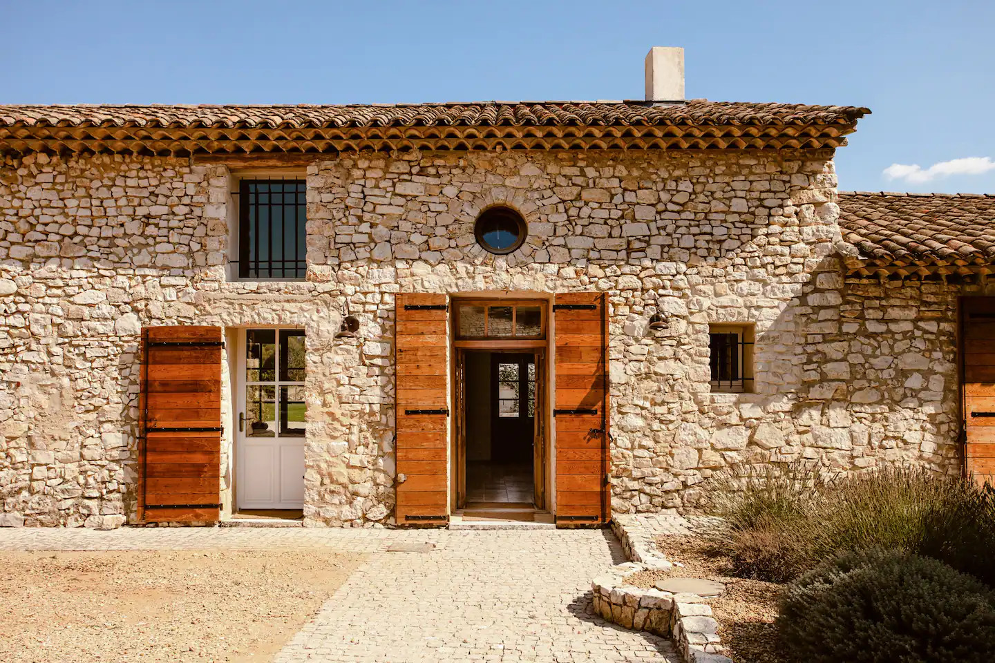 façade maison en pierres rénovée en Provence