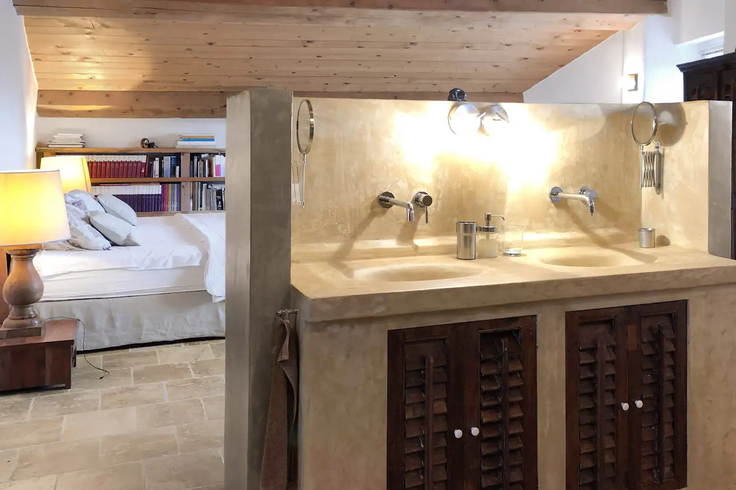chambre avec bain sous combles décoration rustique