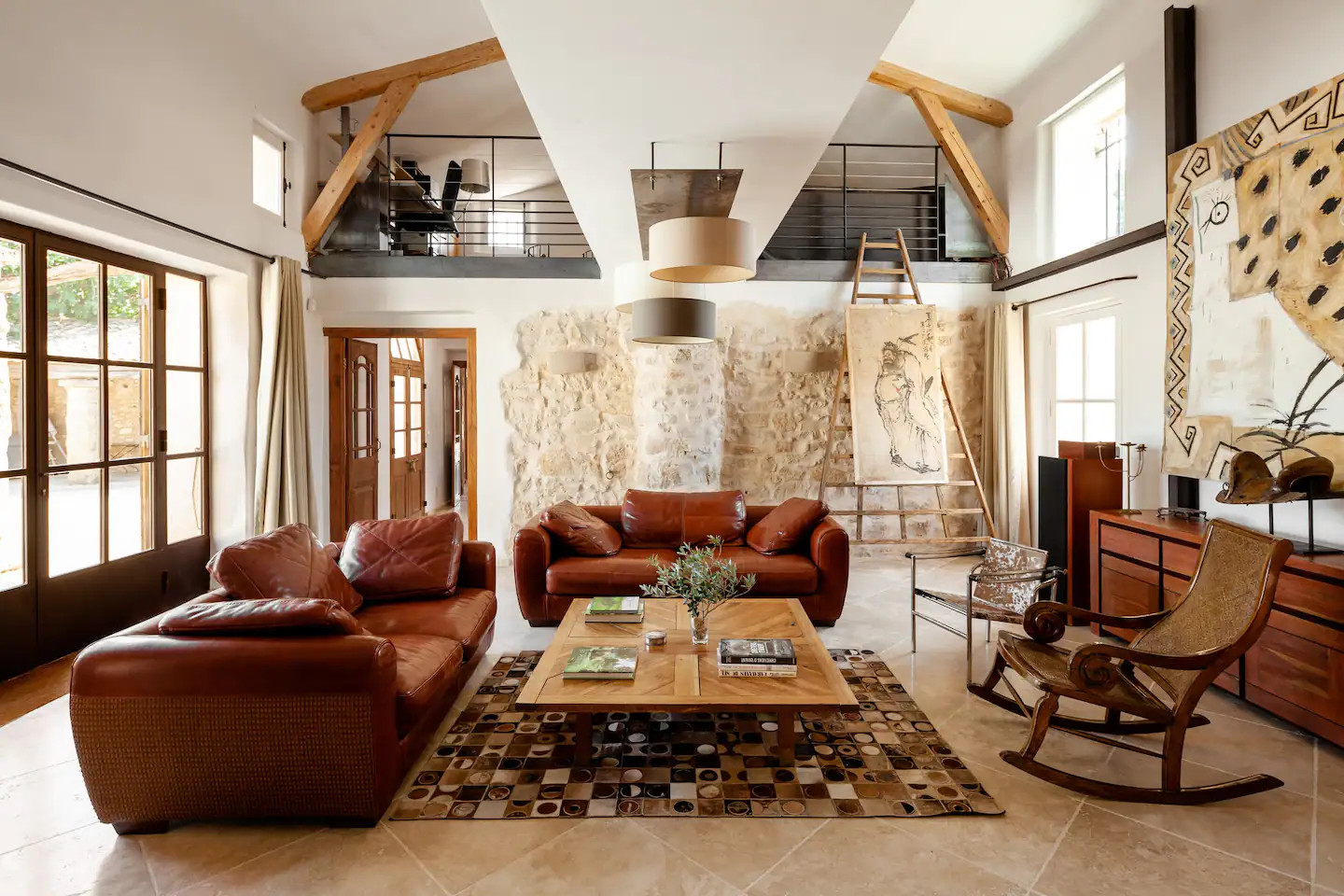 salon avec mezzanine maison en pierres rénovée en Provence