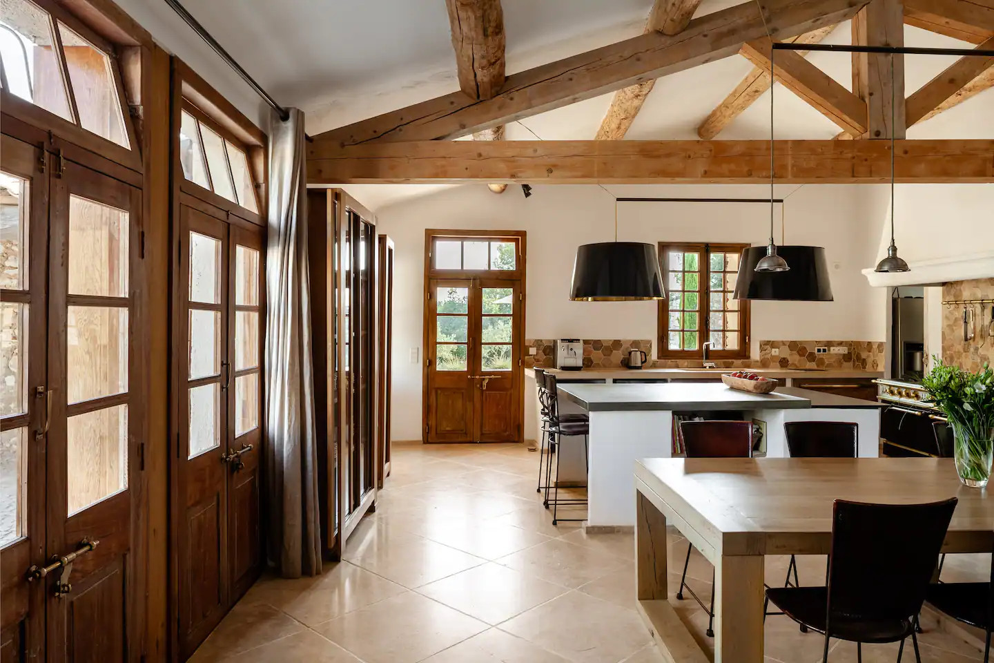 cuisine avec poutres maison en pierres rénovée en Provence