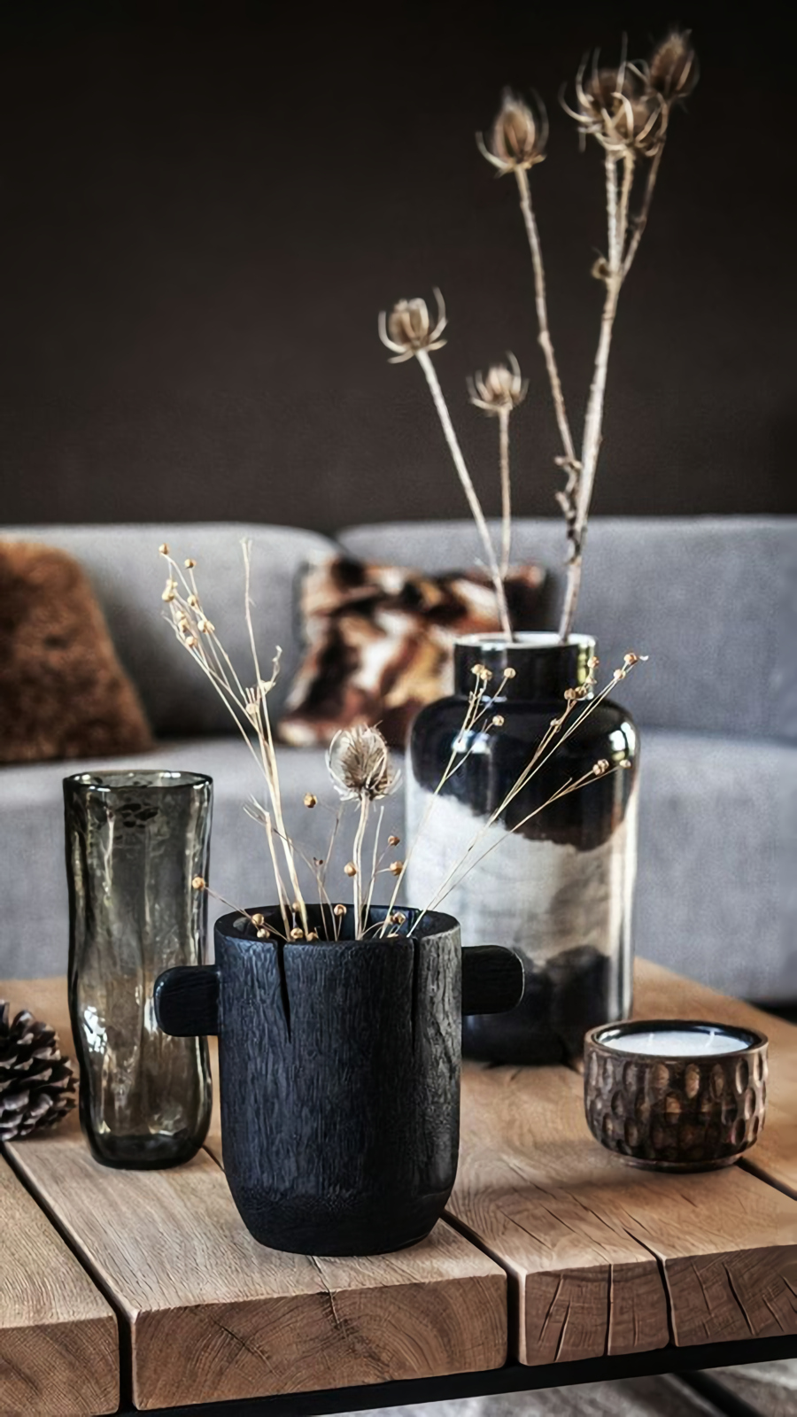 décoration vase noir sur table basse bois