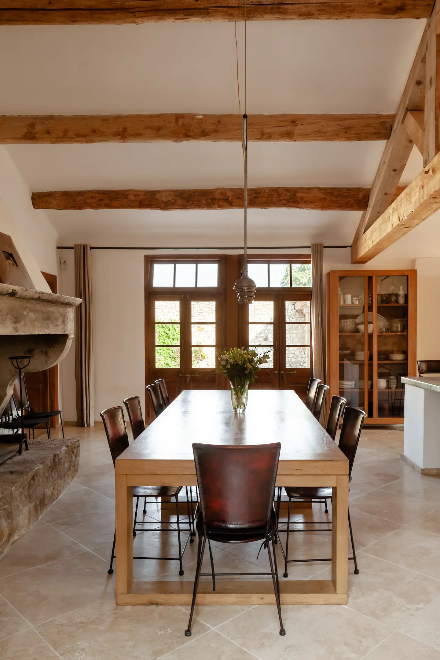 salle à manger avec poutres maison en pierres rénovée en Provence
