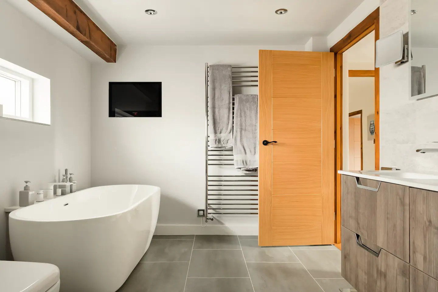 salle de bain design avec poutres