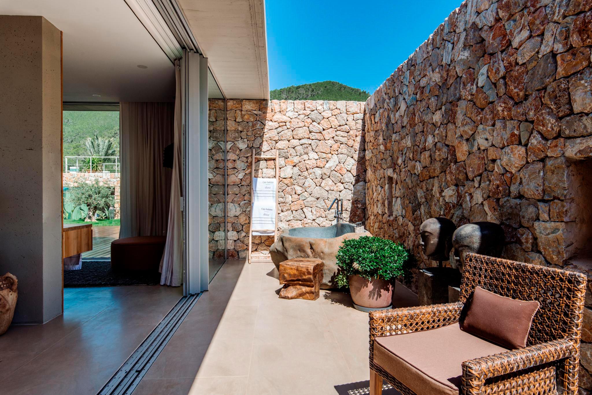 terrasse avec mur pierres sèches