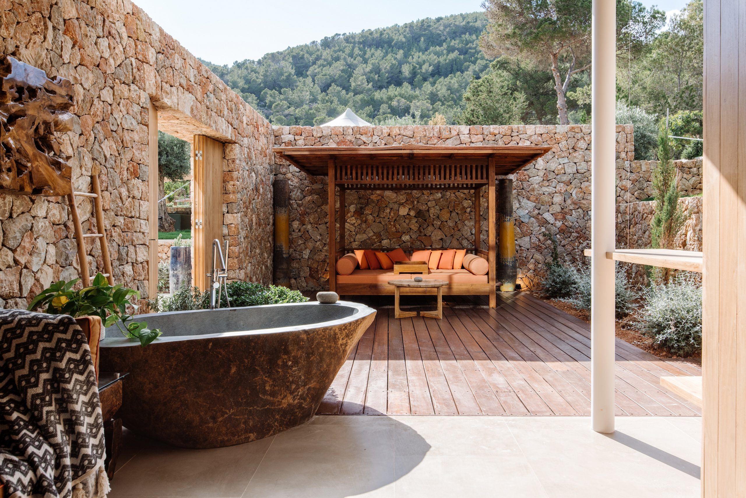 terrasse avec baignoire extérieure