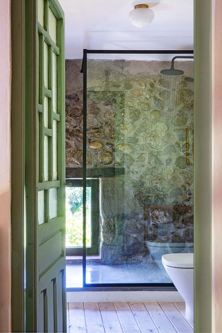 salle de bain avec mur en pierres
