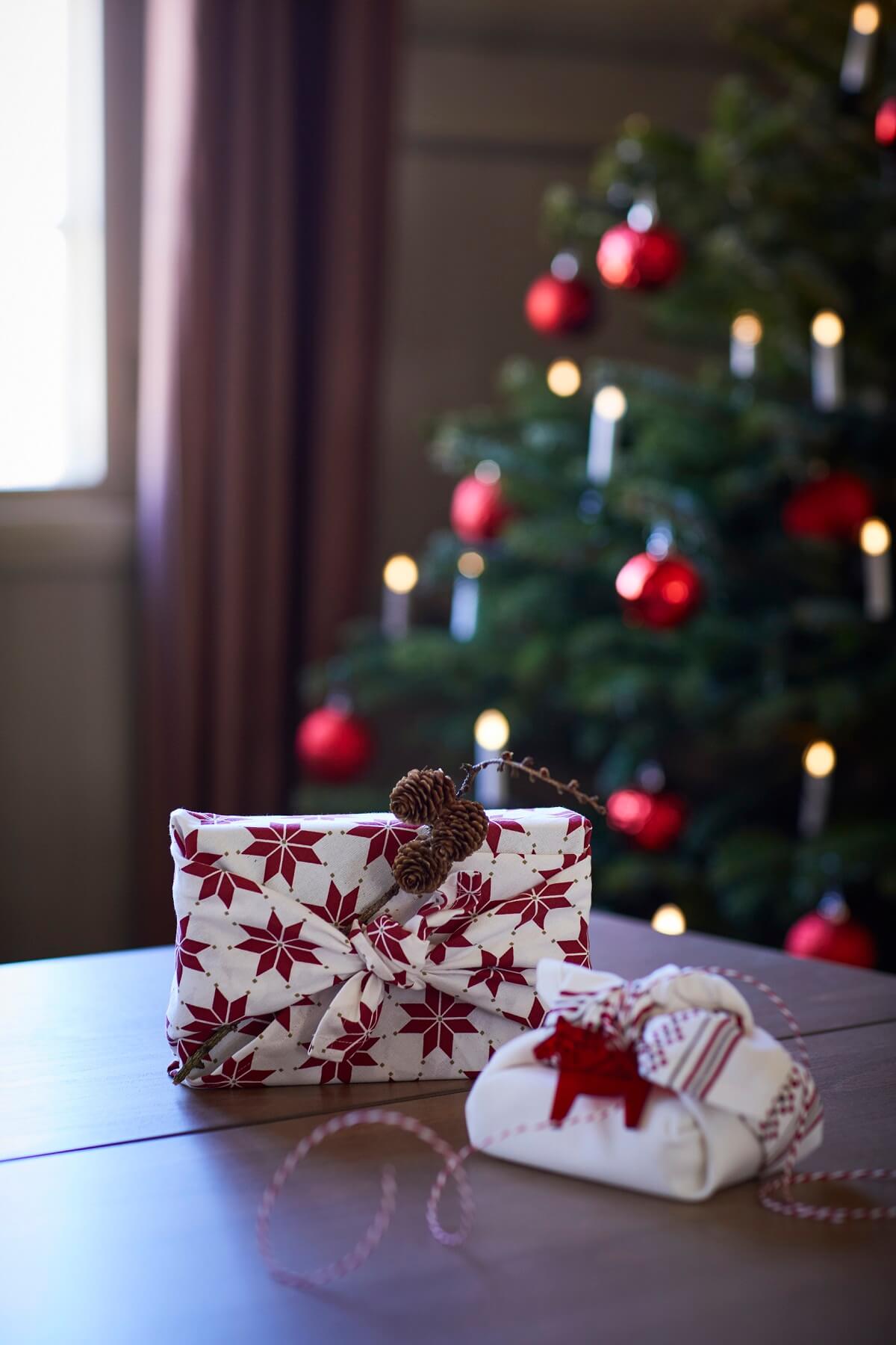 emballage cadeau Noël en tissu blanc et rouge