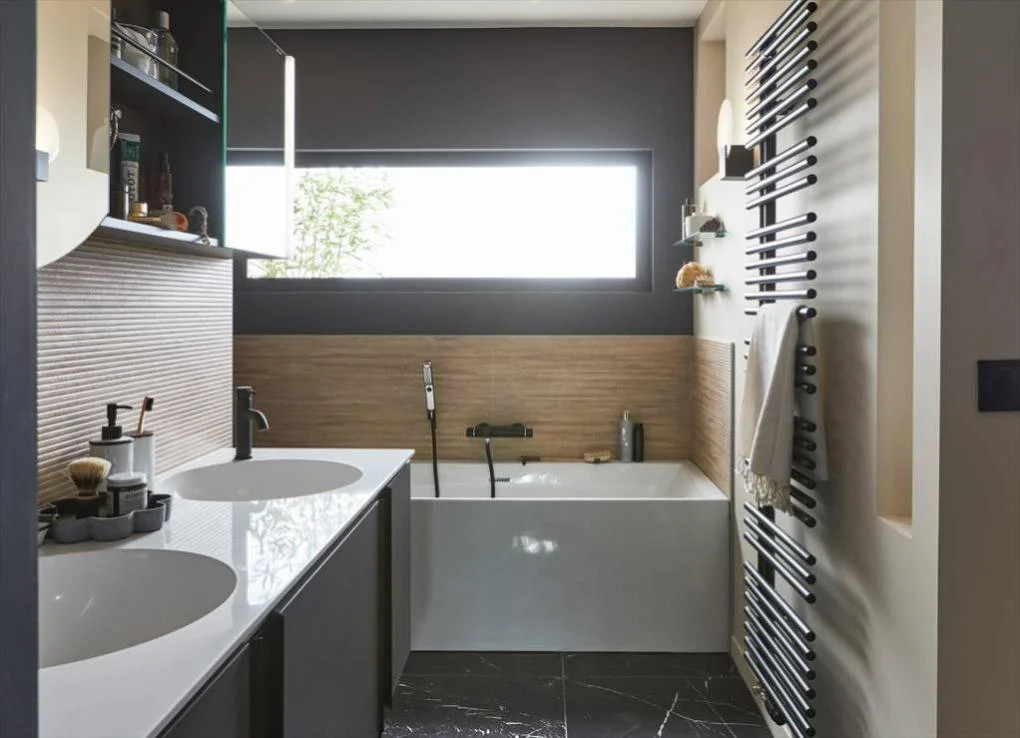 salle de bain design noire et bois