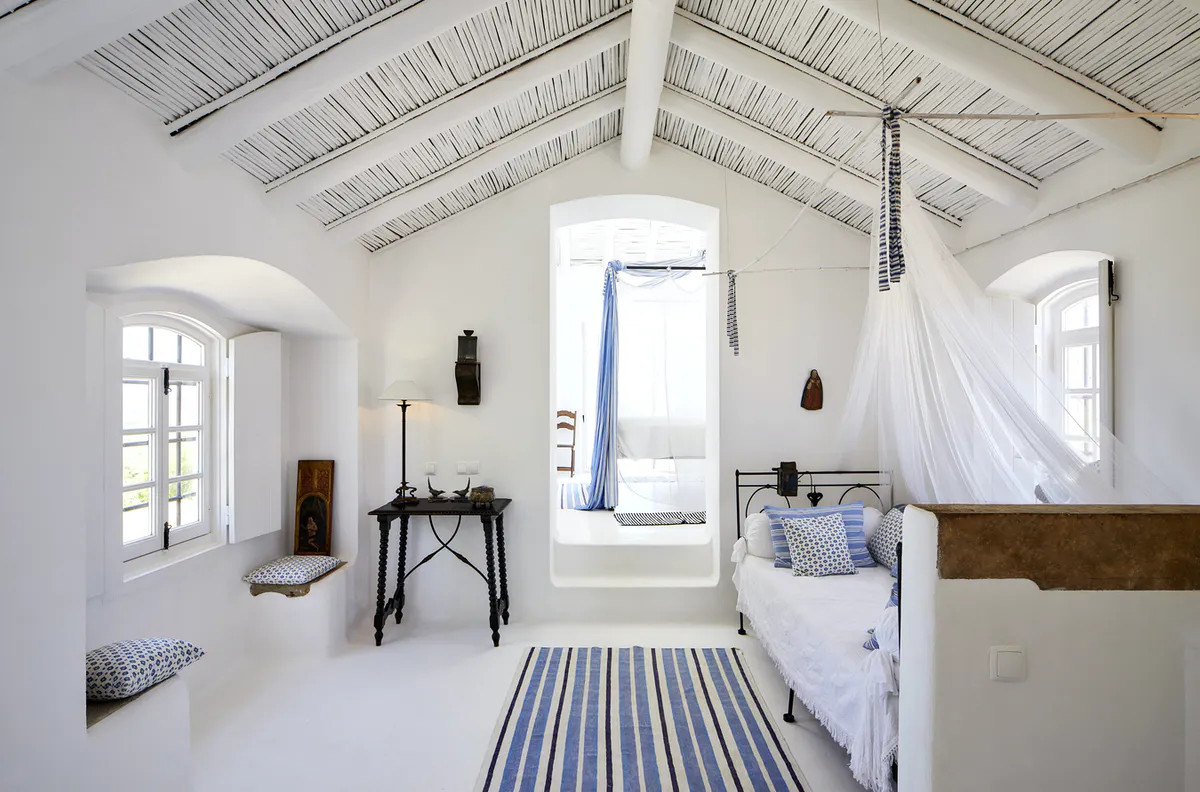 chambre poutres blanches maison de campagne Algarve