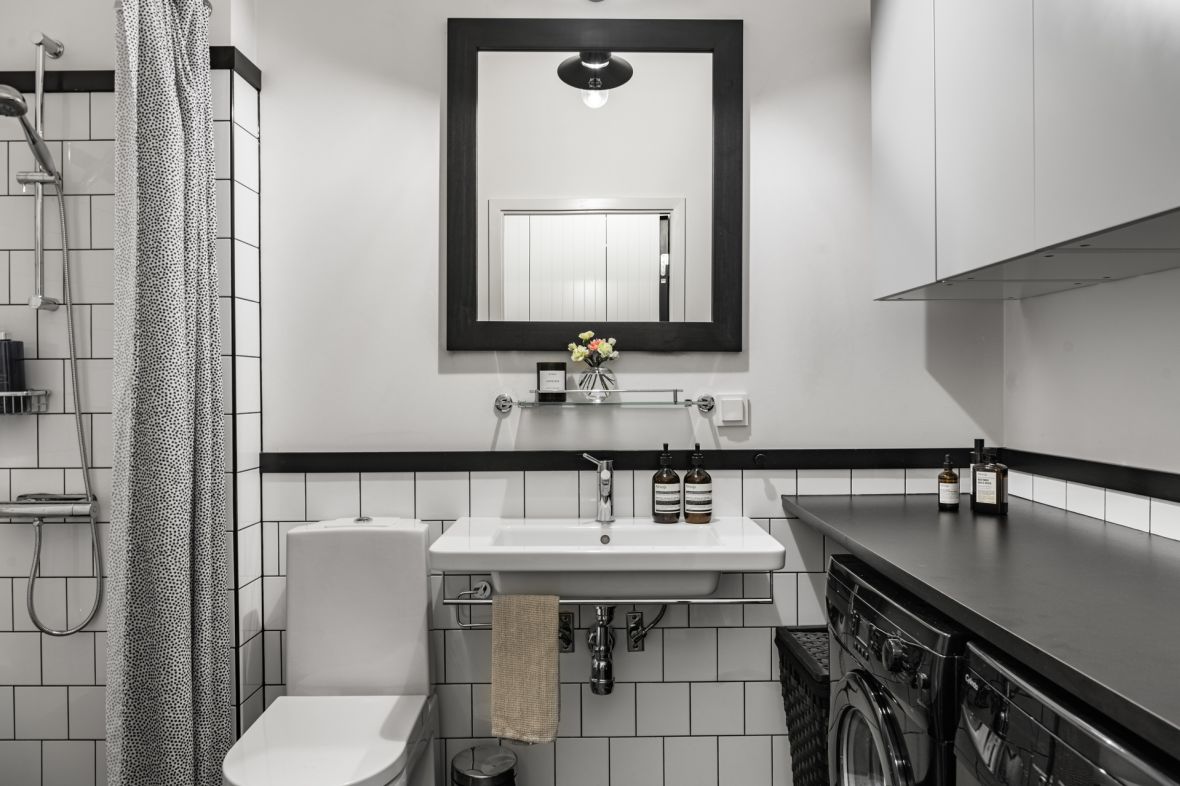 Baño pequeño en blanco y negro