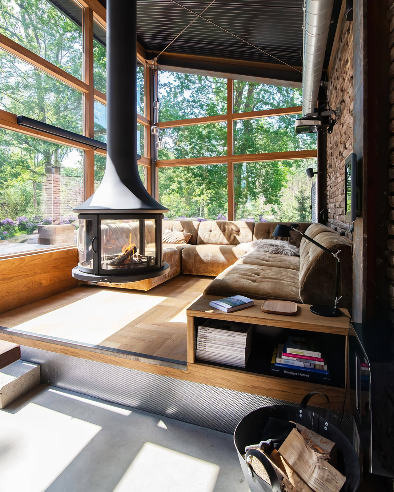 salon maison en bois avec cheminée design