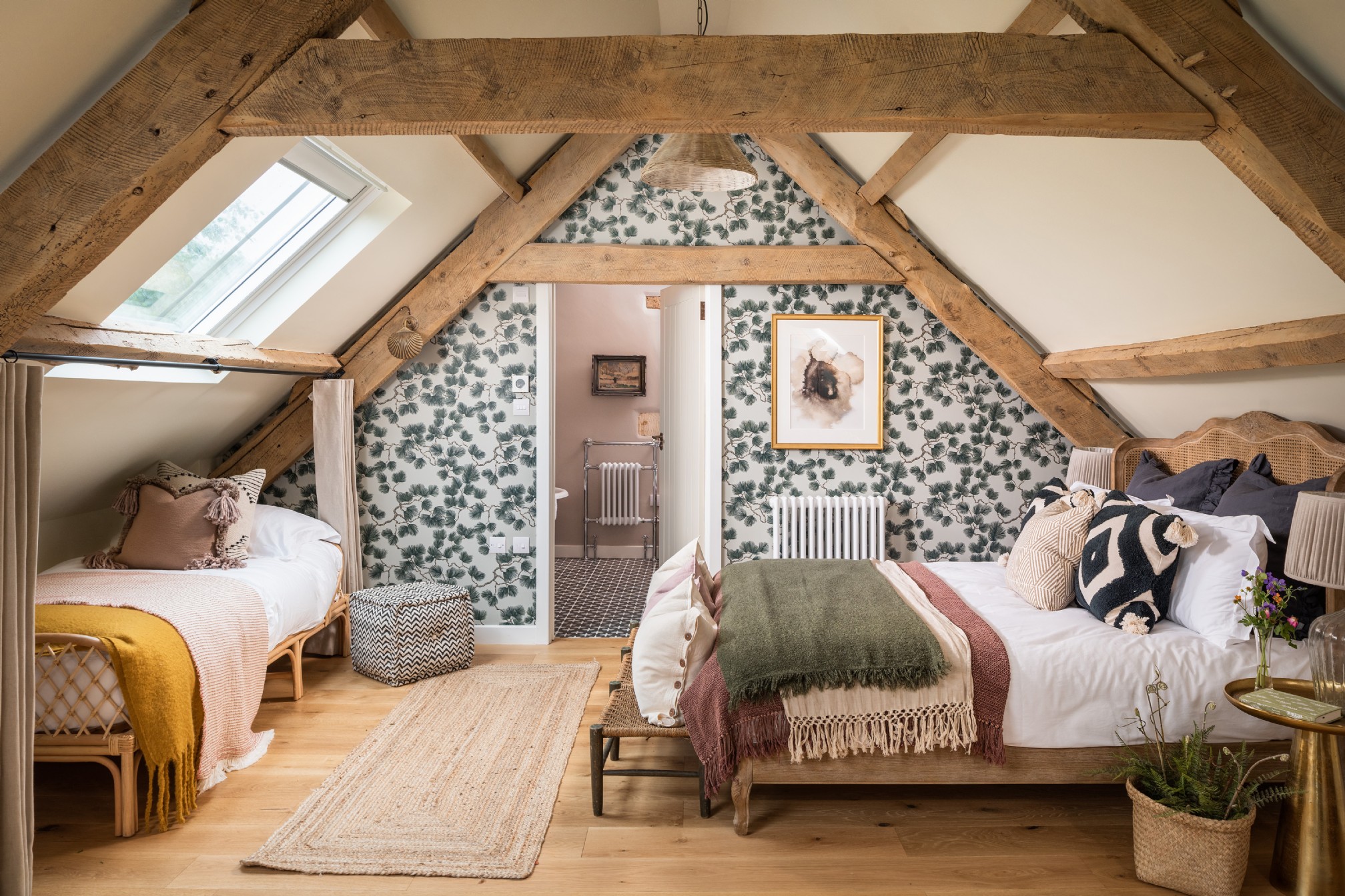 chambre sous combles avec poutres
