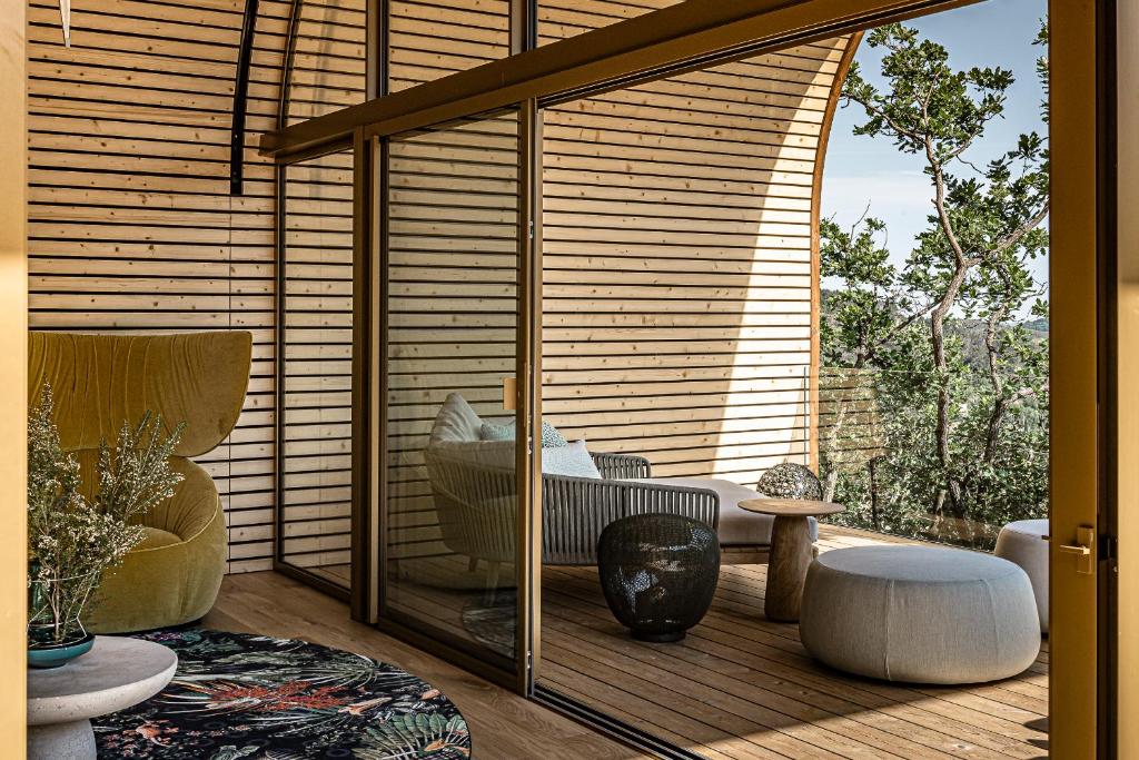 salon maison en bois design Souki Lodges & Spa