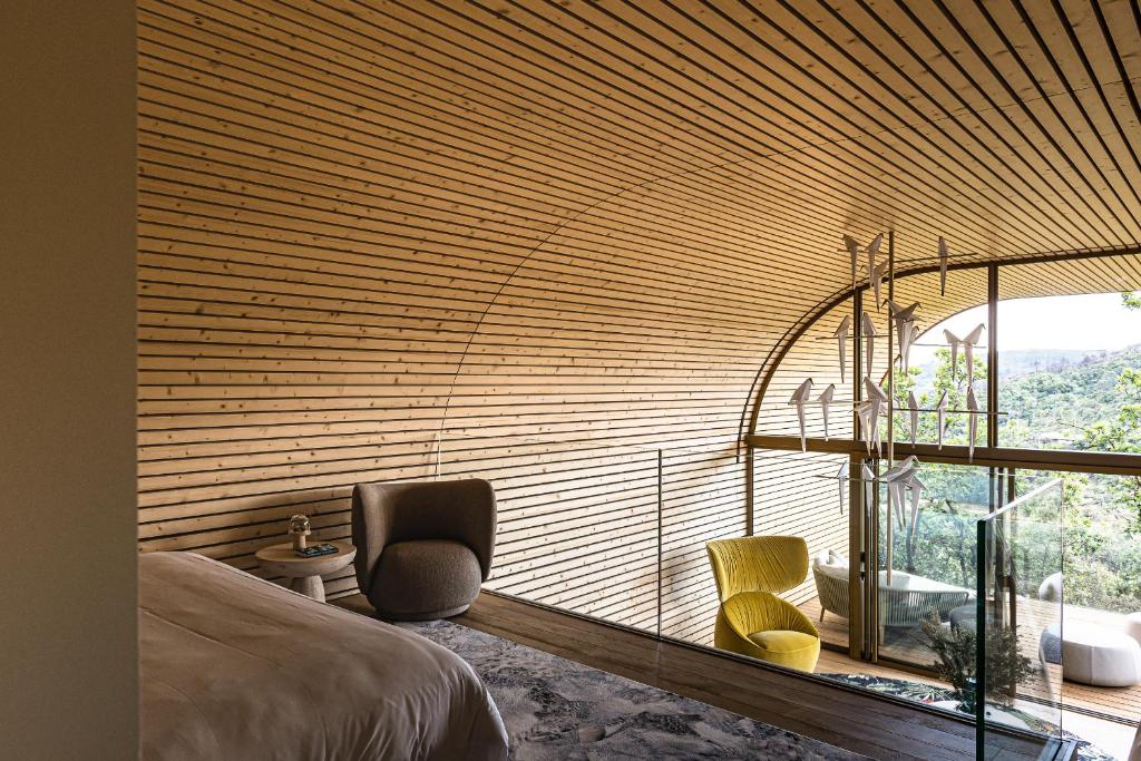 chambre sur mezzanine maison en bois design Souki Lodges & Spa