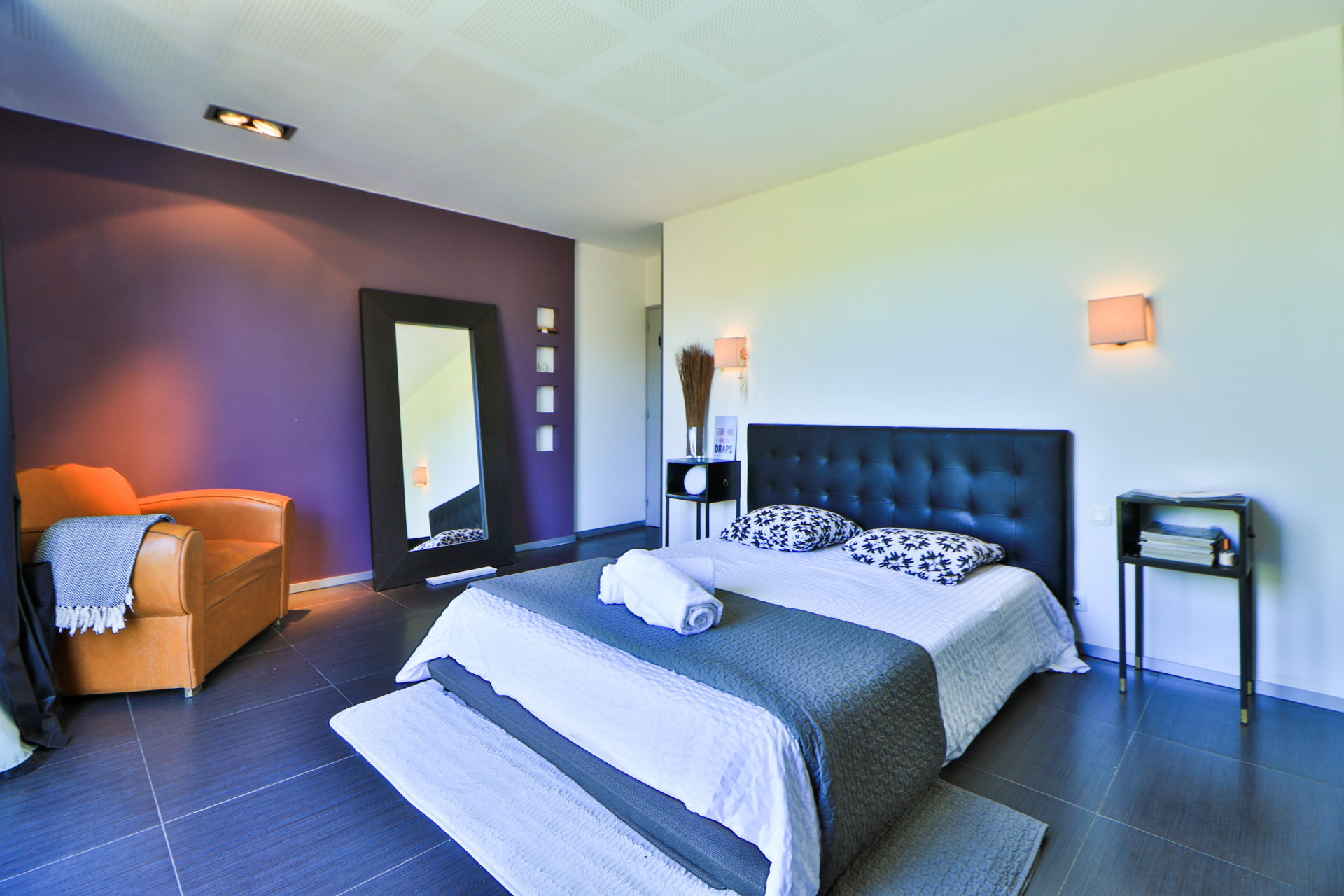 chambre mur violet maison d'architecte Marseille Villa Meya