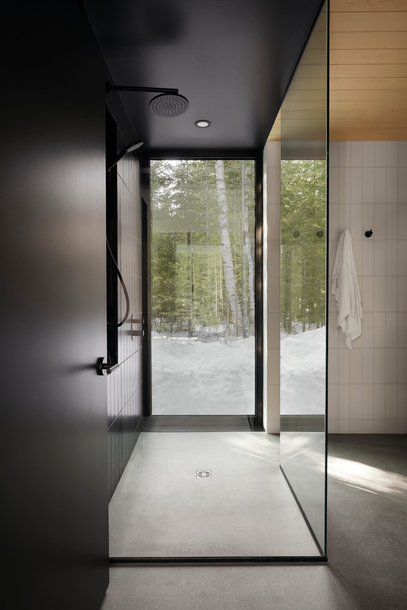 douche design noire avec fenêtre