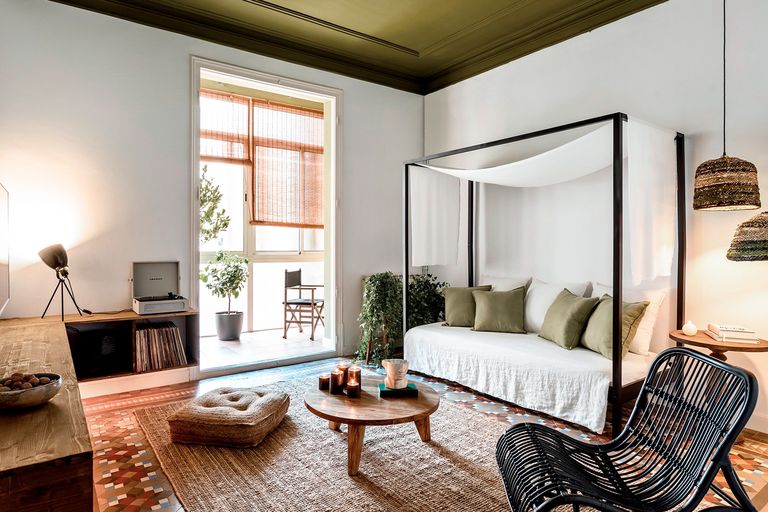 salon appartement rénové en vert olive et terracotta