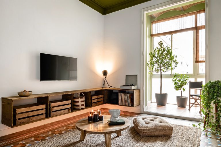 salon appartement rénové en vert olive et terracotta