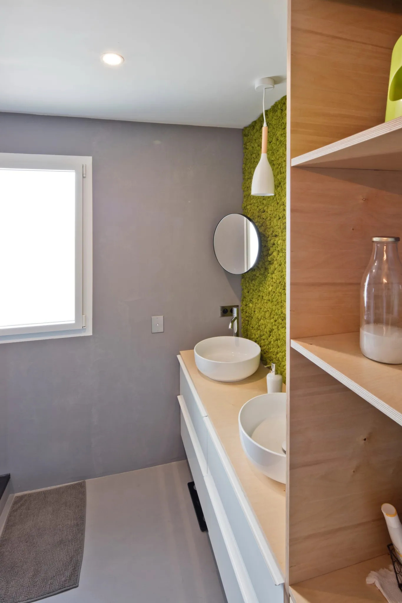 salle de bain avec mur végétal