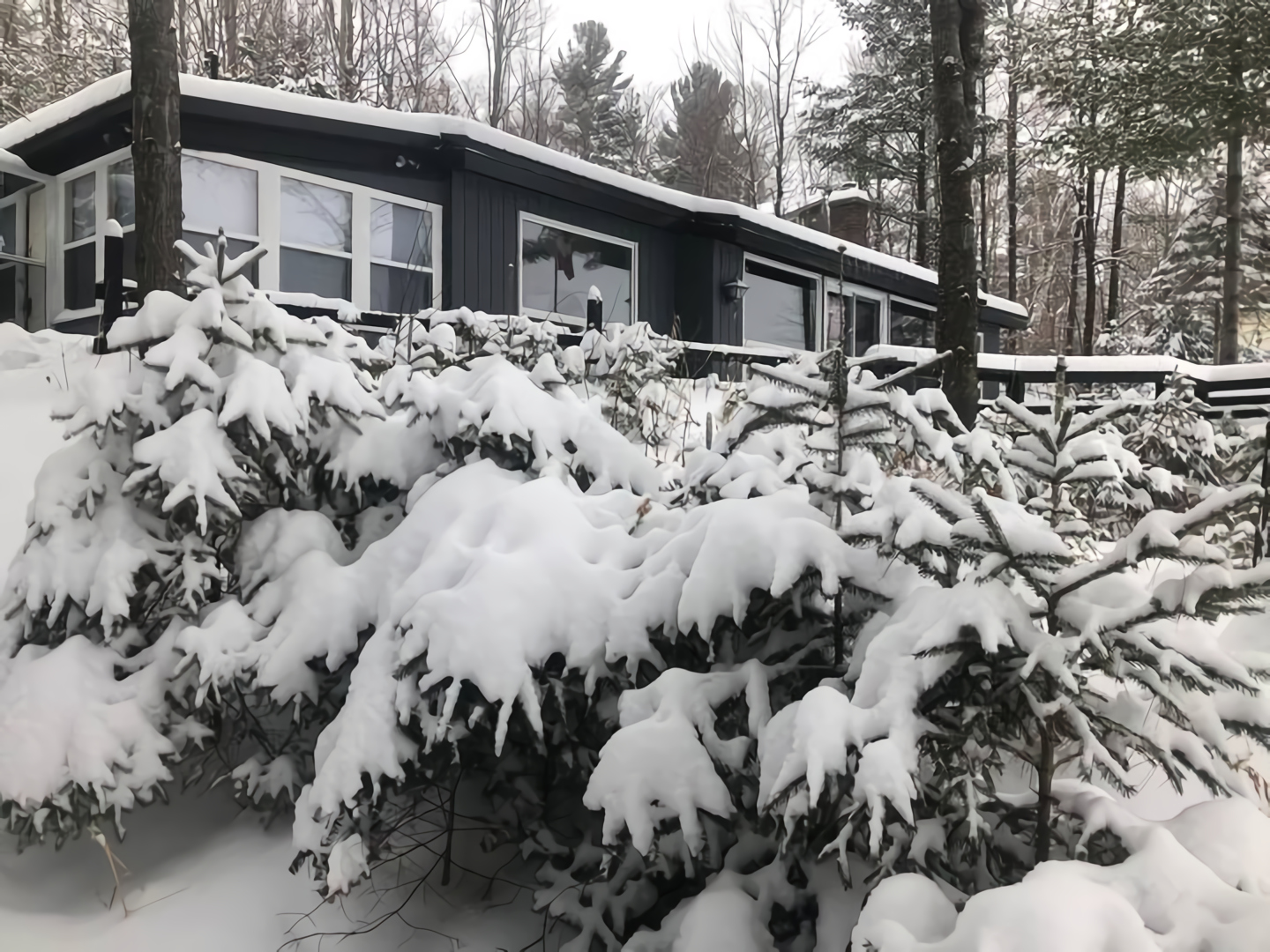 maison canada sous la neige