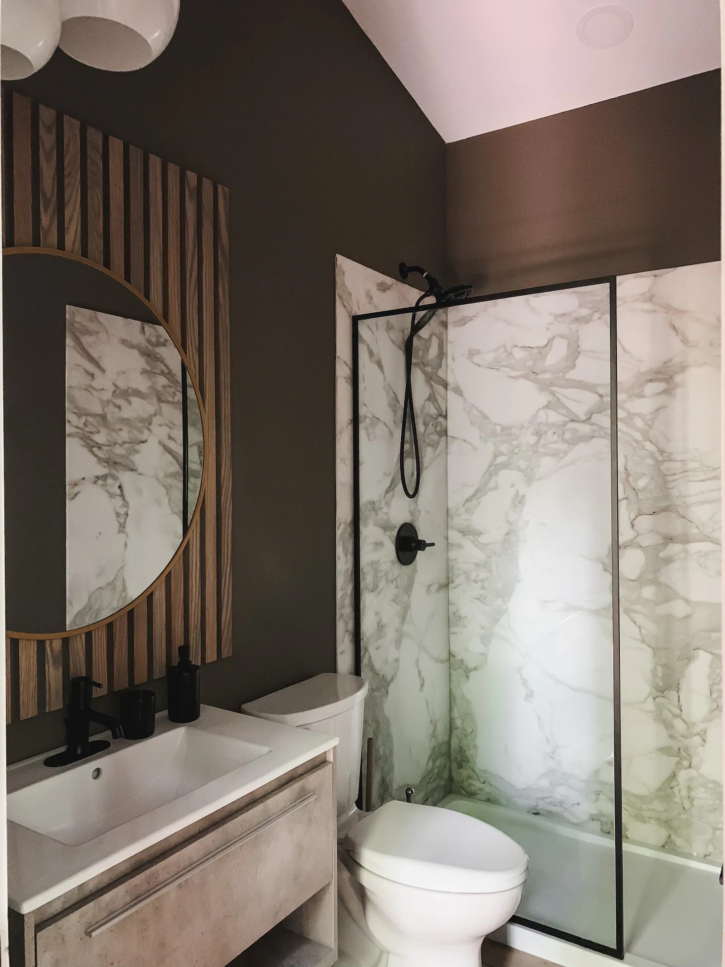 salle de bain vert kaki et marbre