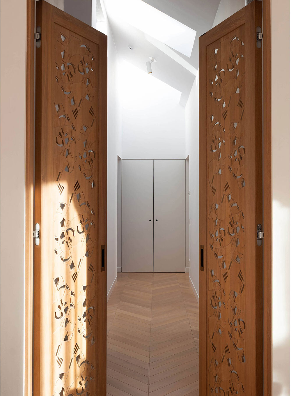 couloir avec portes bois