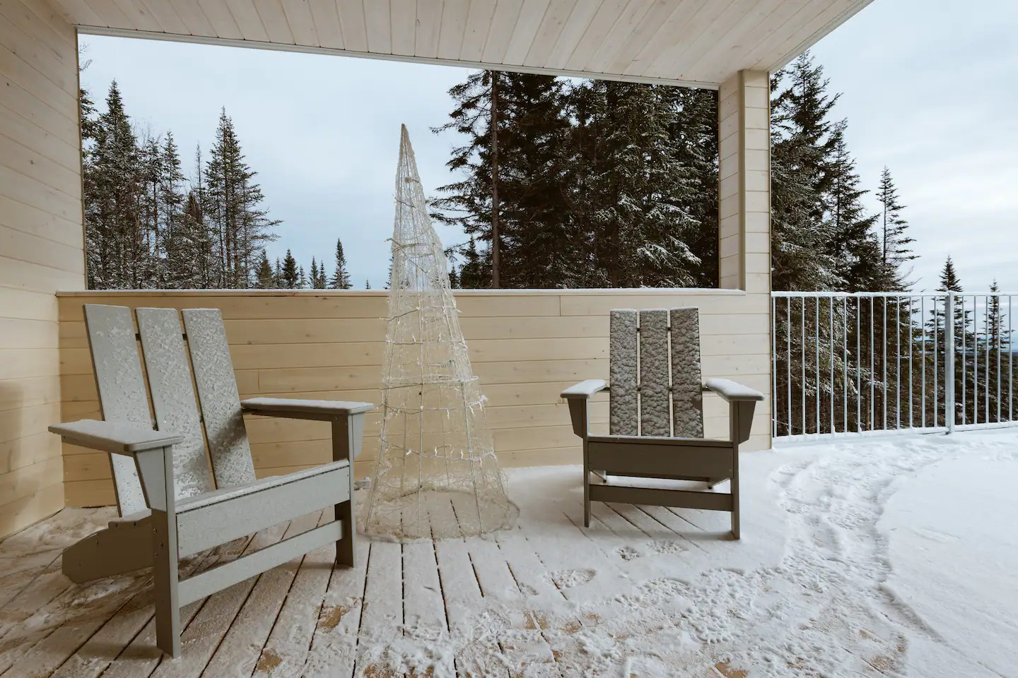 Une petite maison contemporaine dans la neige au Canada