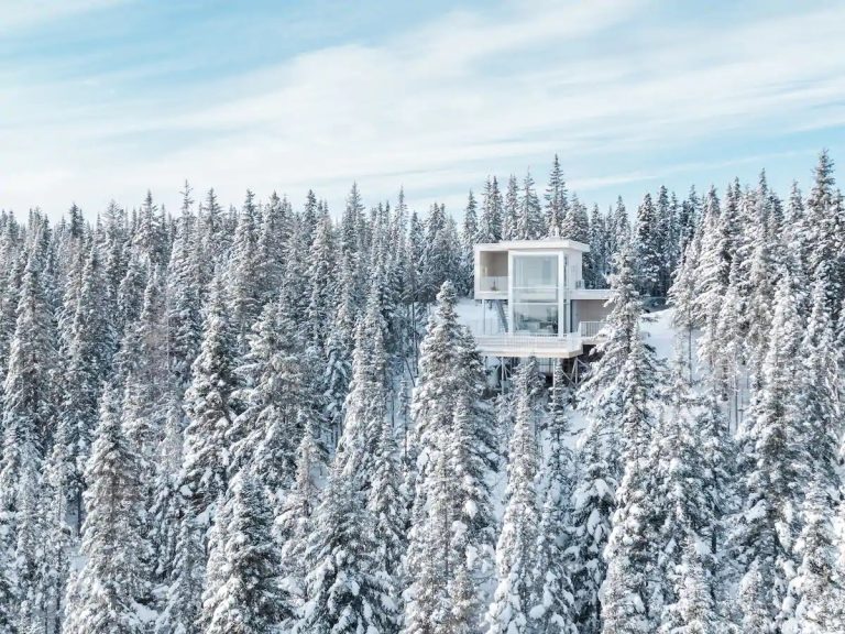 Une petite maison contemporaine dans la neige au Canada