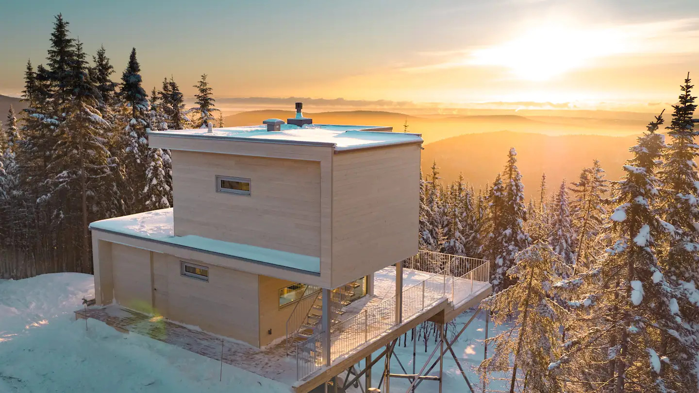 Une petite maison contemporaine dans la neige au Canada