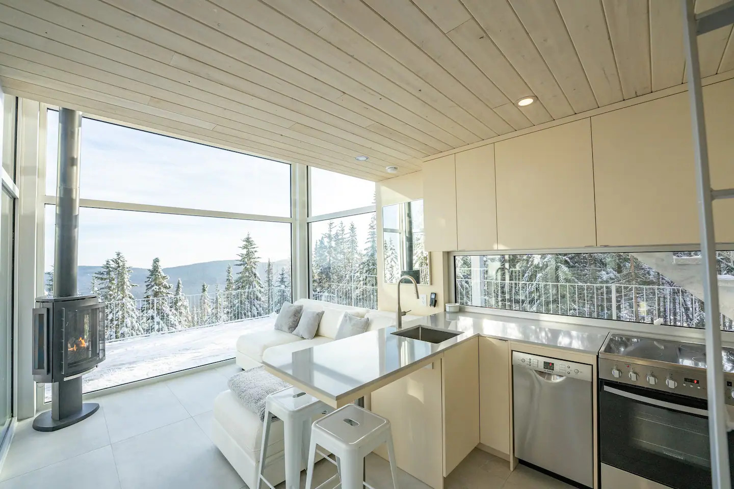 Une petite maison contemporaine dans la neige au Canada
