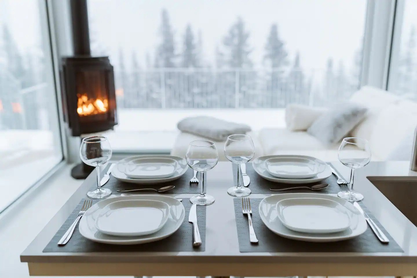 Une petite maison contemporaine dans la neige au Canada